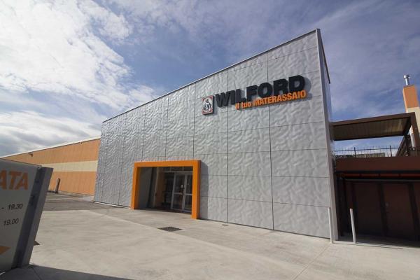 Esterno fabbrica e spaccio materassi di Zanè